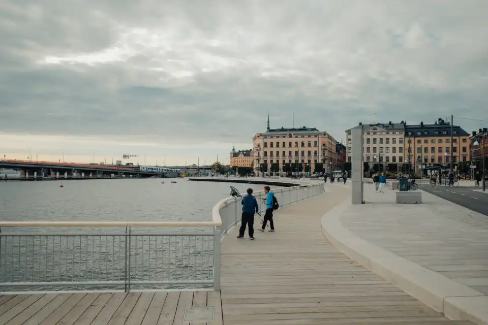 2 kids right after they lost their fish in Gamla Stan, Stockholm