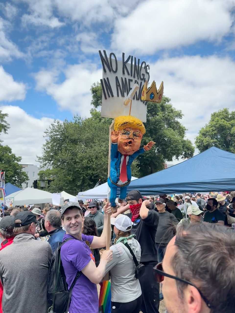 The coolest "sign" at No Kings